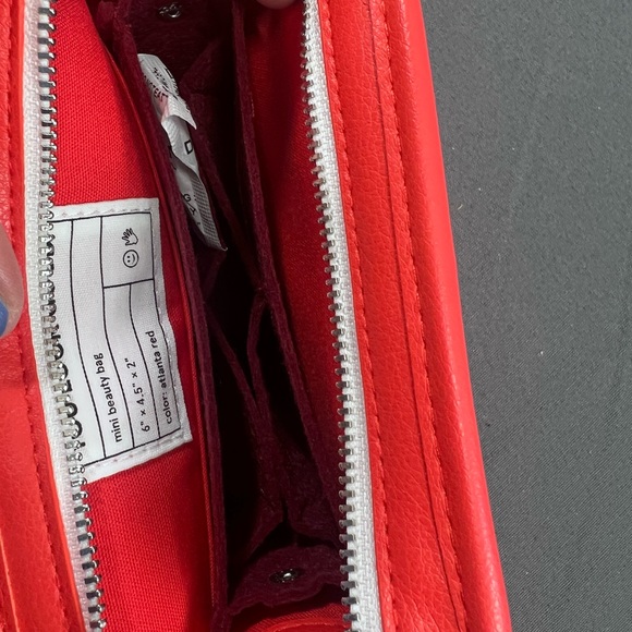 glossier small red atlanta beauty bag limited edition NWT - Picture 2 of 3
